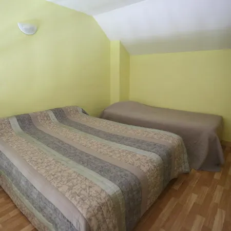 Le Bec De L'aigle Laveissière